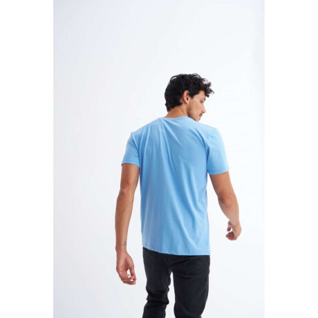 Remera básica Carpi Celeste