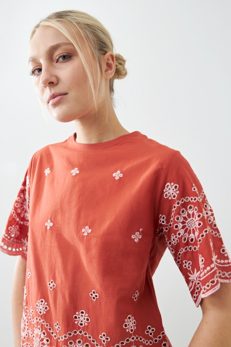 Remera con broderie lacre