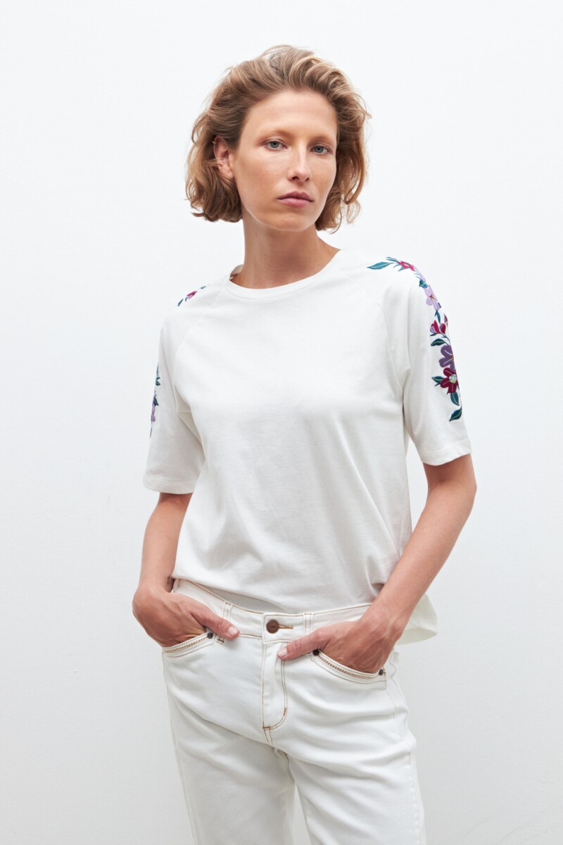 Remera con bordado floral crudo