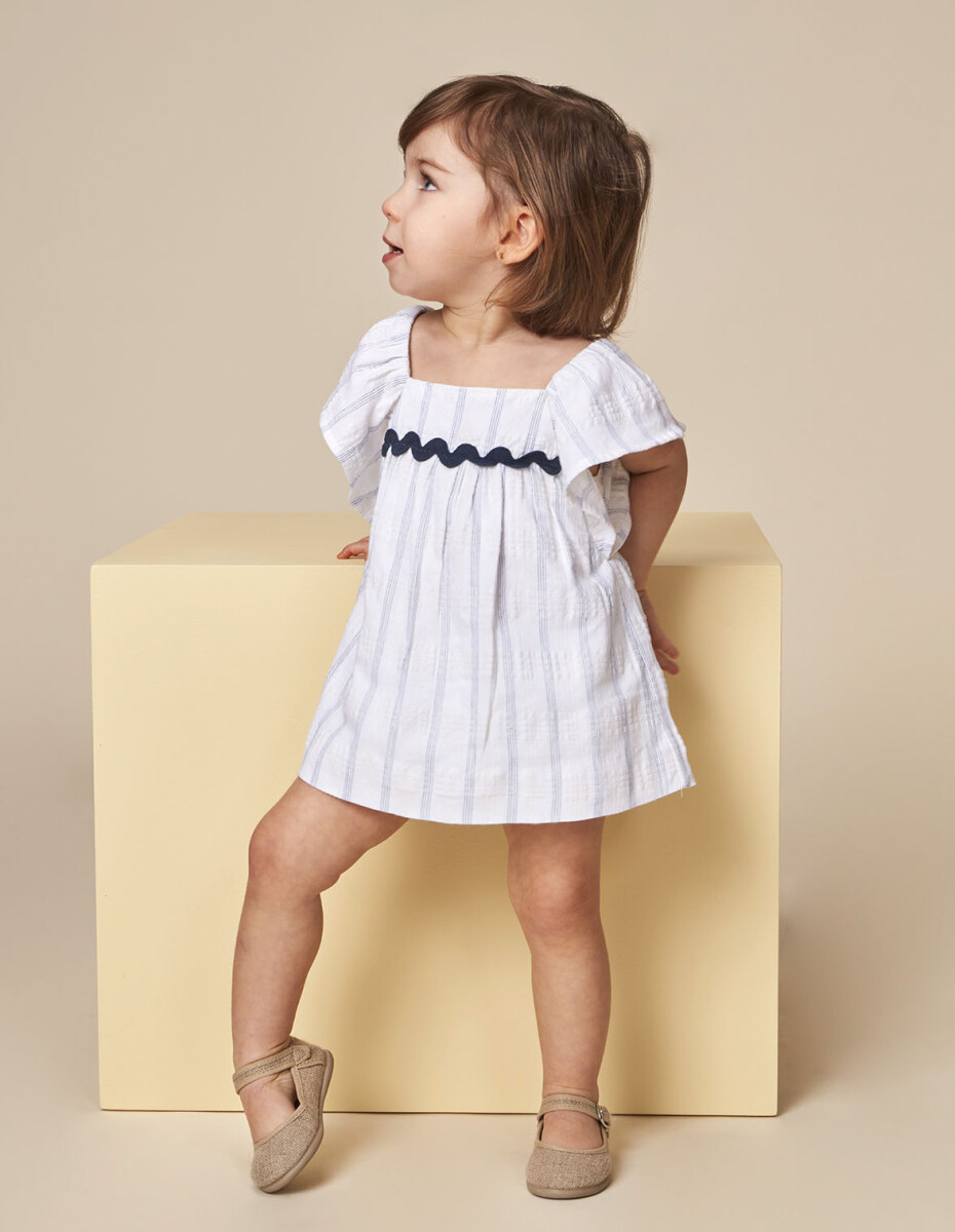 Vestido De Rayas Con Detalle De Ondas - Blanco 