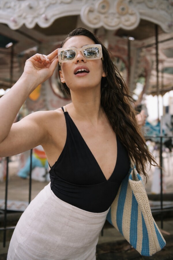 Malla Niza – Traje de baño con breteles cruzados y filtro UV+50 Negro