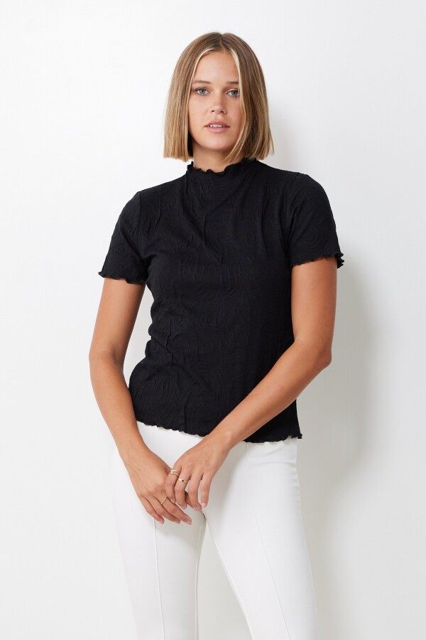 Blusa Relieve Cuello Alto NEGRO