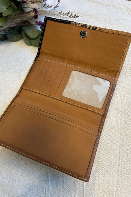 Billetera Lirio Negro, animal print y beige
