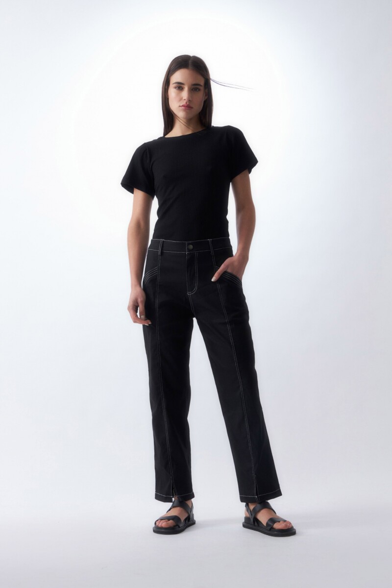 Pantalón con pespuntes en contraste negro