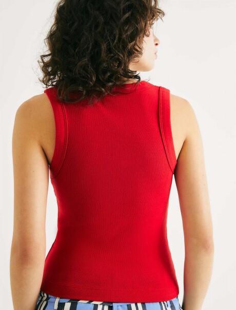 MUSCULOSA BÁSICA EN TELA ACANALADA CUELLO ENN U ROJO