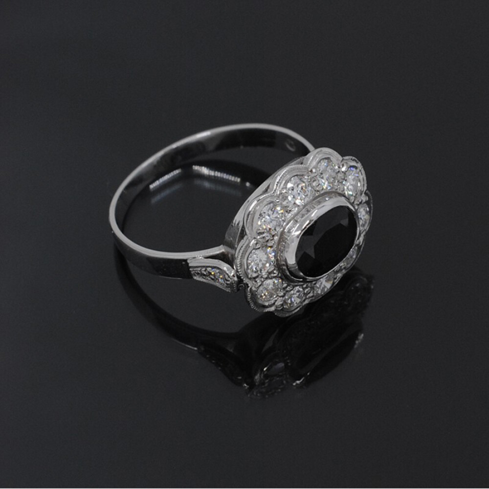 Anillo En Platino, Zafiro Oval Y Brillantes Anillo En Platino, Zafiro Oval Y Brillantes