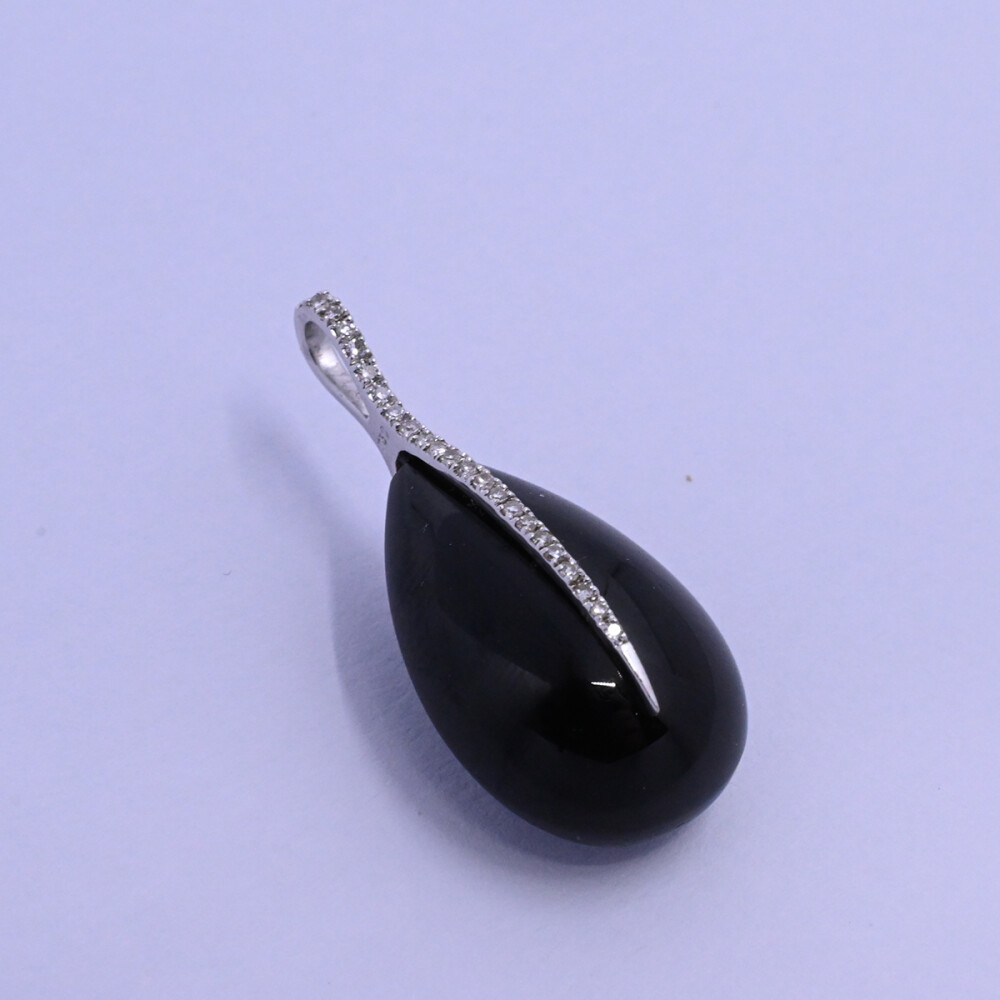 Colgante oro 18k blanco con brillantes y onix. Colgante oro 18k blanco con brillantes y onix.