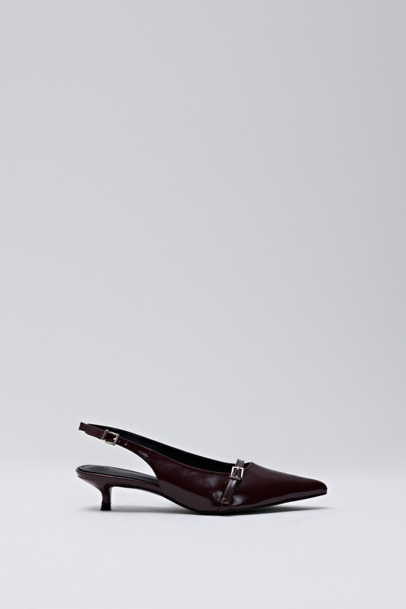 Zapato en punta bordo