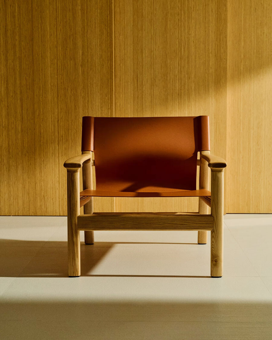 Butaca Jan de fibras de cuero reciclado marrón claro y madera maciza de fresno con acabado tono natural FSC 100%