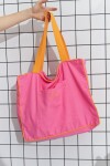 Bolso con vivos en contrastes fucsia