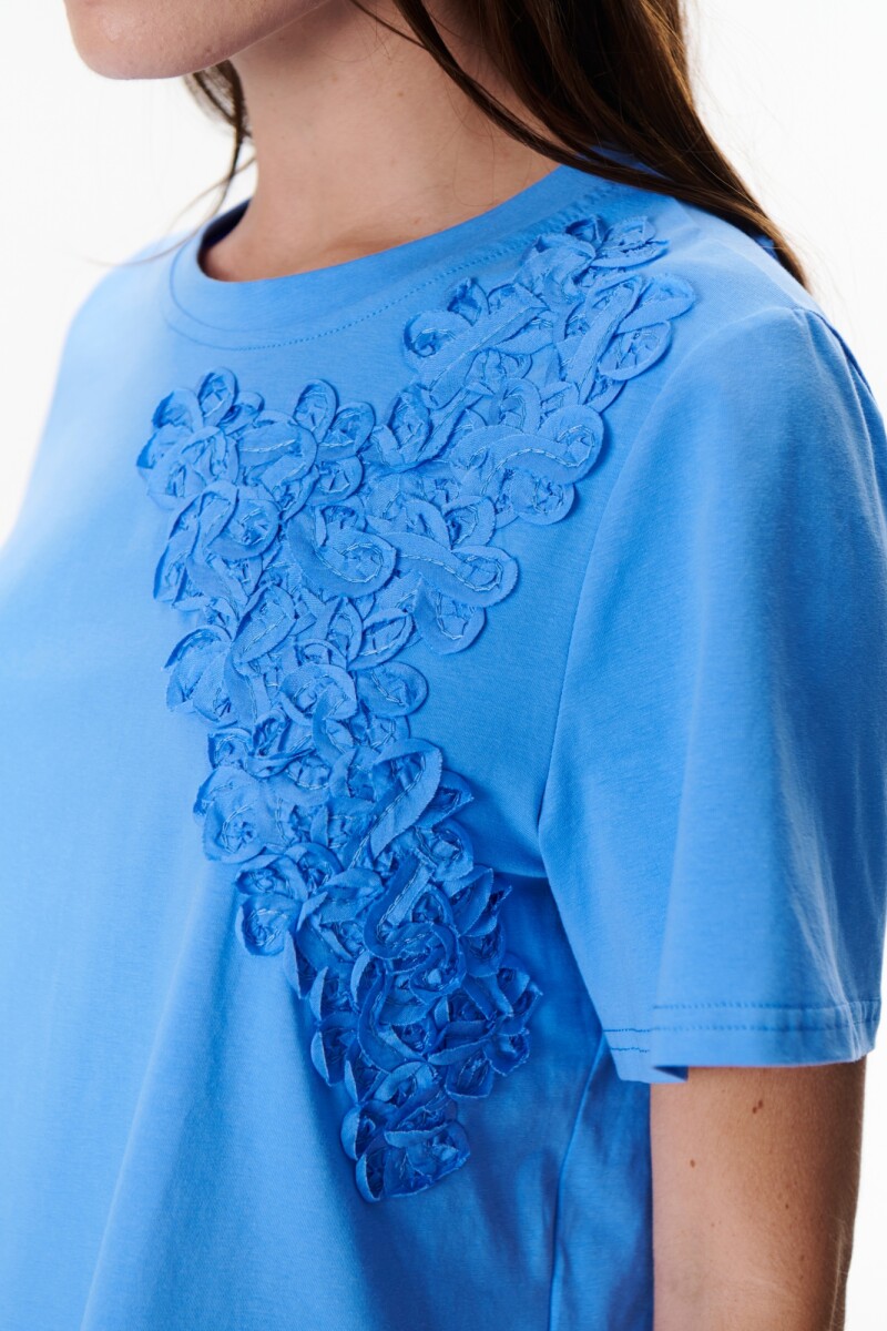 REMERA BLOOM AZUL