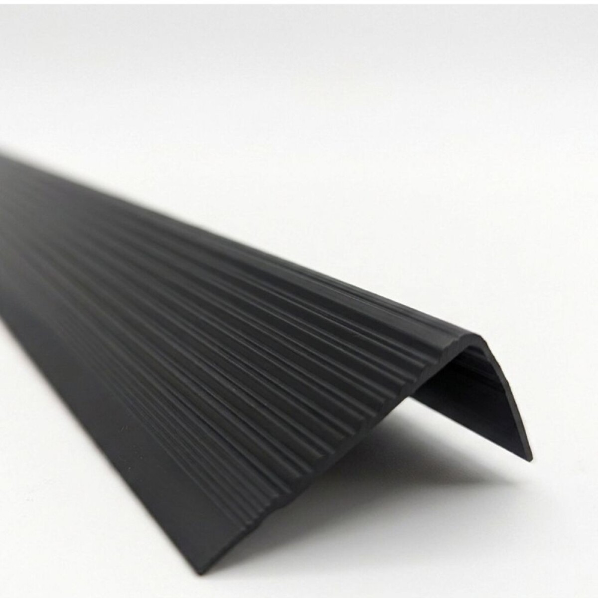 Perfil En L Para Escalon En Aluminio Antideslizante 37mm 2.5mts Negro 
