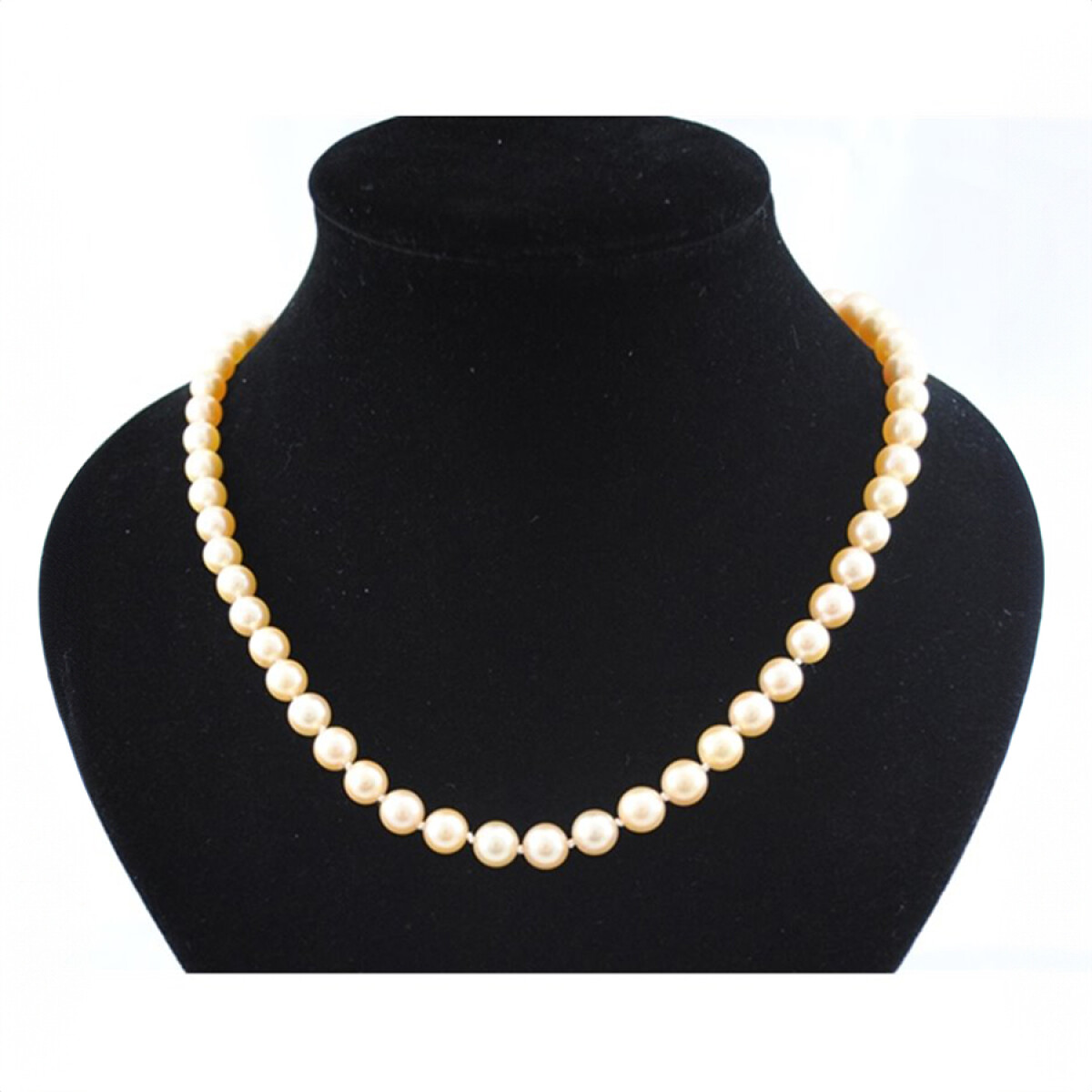 Collar Perlas De Cultivo Con Broche De Oro 18K, Brillantes, Diamantes Y Esmeraldas 78 Cm De Largo 