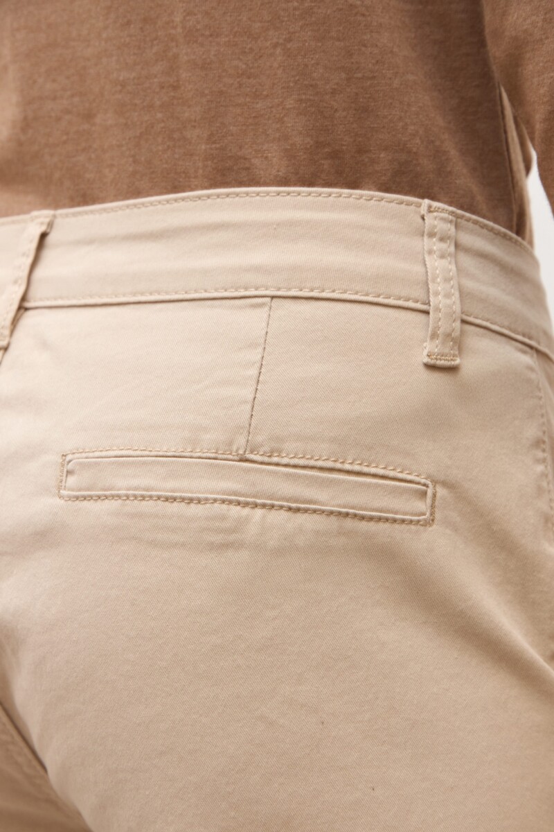 Pantalón chino beige