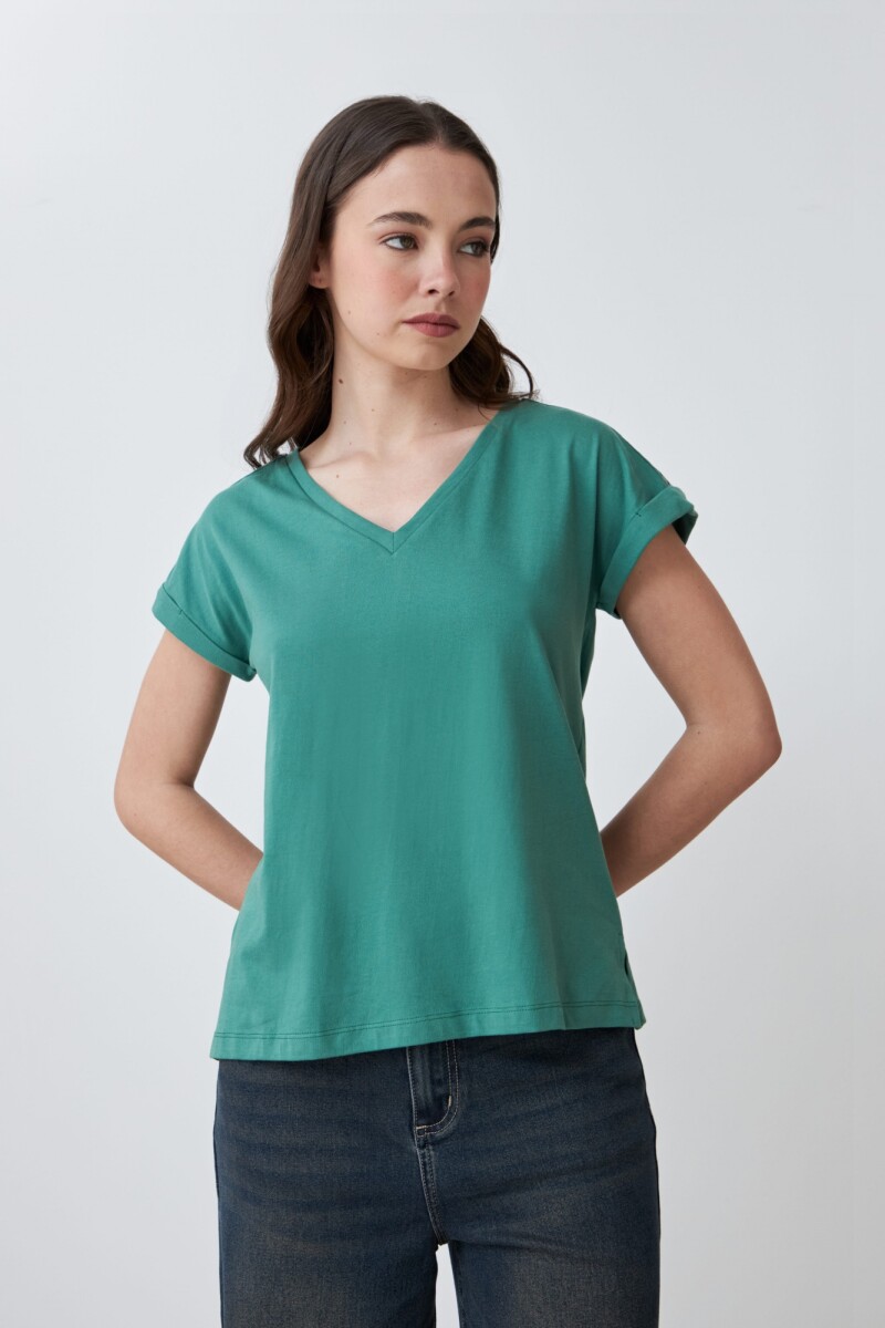 Remera con bordado en hombros verde