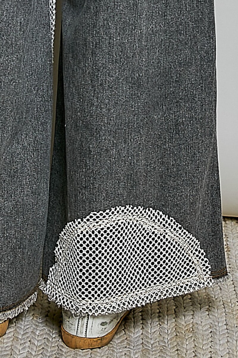 PANTALON CON PARCHE Negro
