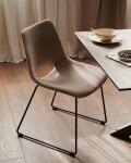Silla Zahara marrón y patas de acero con acabado negro Silla Zahara marrón y patas de acero con acabado negro
