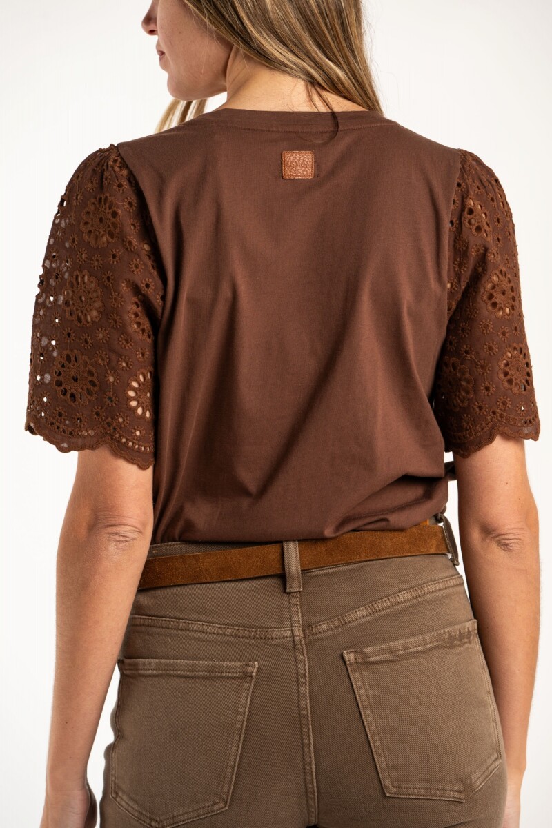 Remera Algodón Peinado Y Calados Chocolate