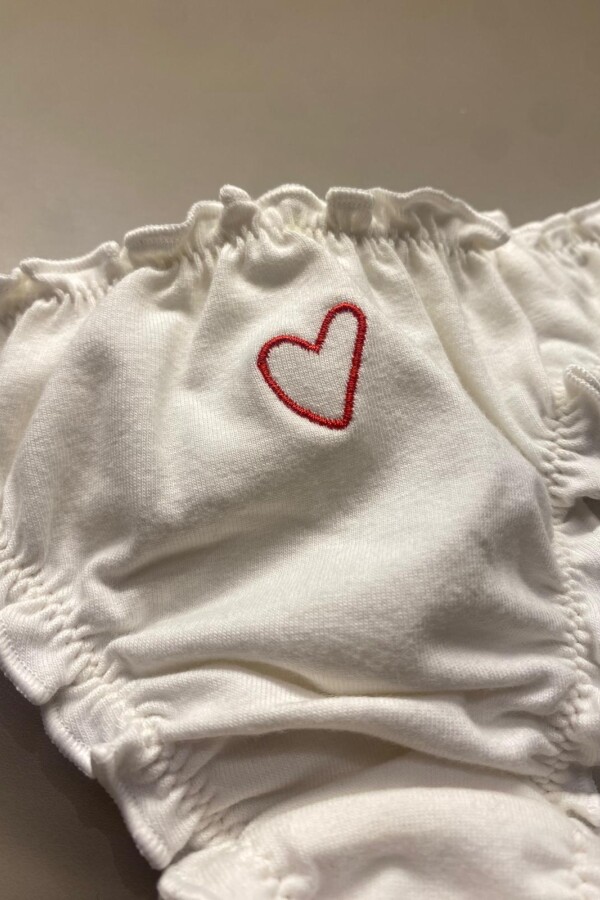 B39 Cata Less Bordado en Algodón Crema