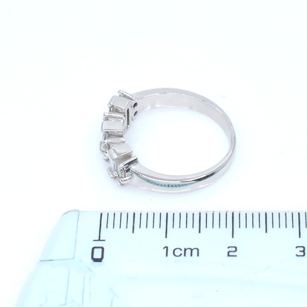 Anillo en platino con brillantes baguette y redondos Anillo en platino con brillantes baguette y redondos