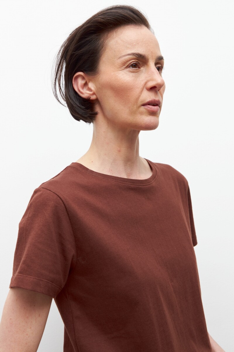 Remera escote a la base chocolate