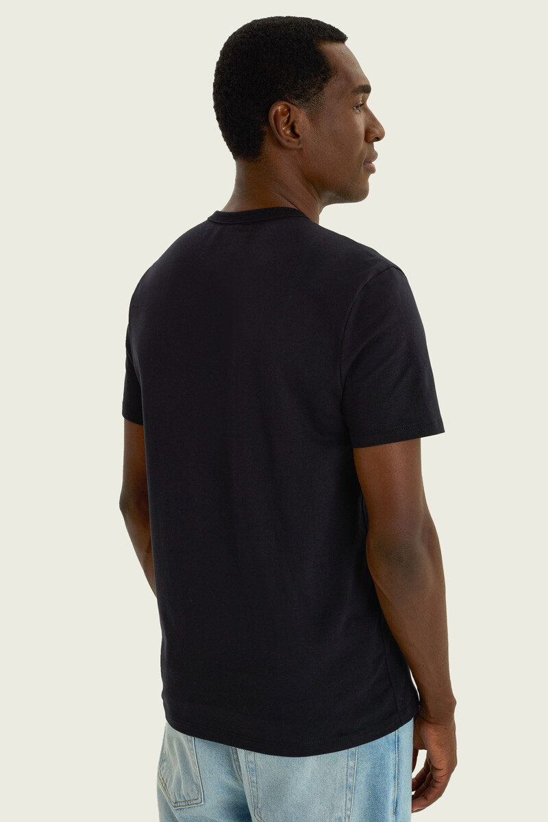 Remera Hering lisa con logo bordado Negro