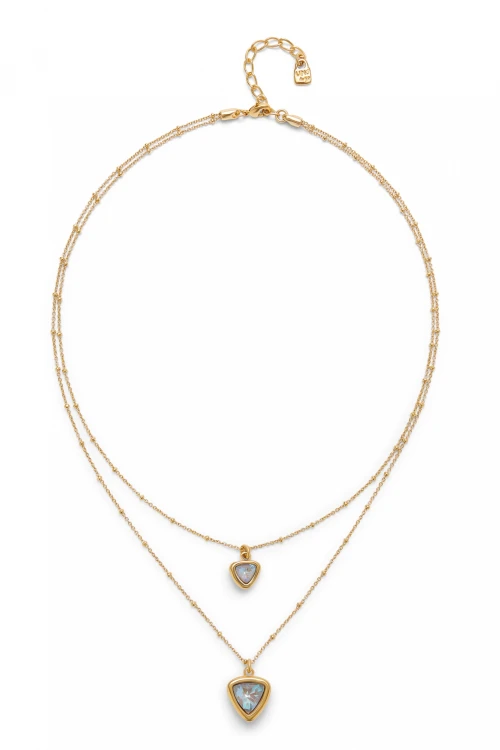 COLGANTE DE ALEACION DE METALES BAÑADO EN ORO 18K CON DOBLE CADENA Y TRIÁNGULO DE CRISTAL MULTICOLOR Colgante
