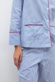 Pijama rayado con vivo en contraste celeste