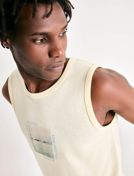 MUSCULOSA BÁSICA CON ESTAMPA AMARILLO