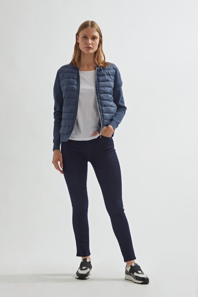 Campera capitoneada con mangas tejidas azul piedra