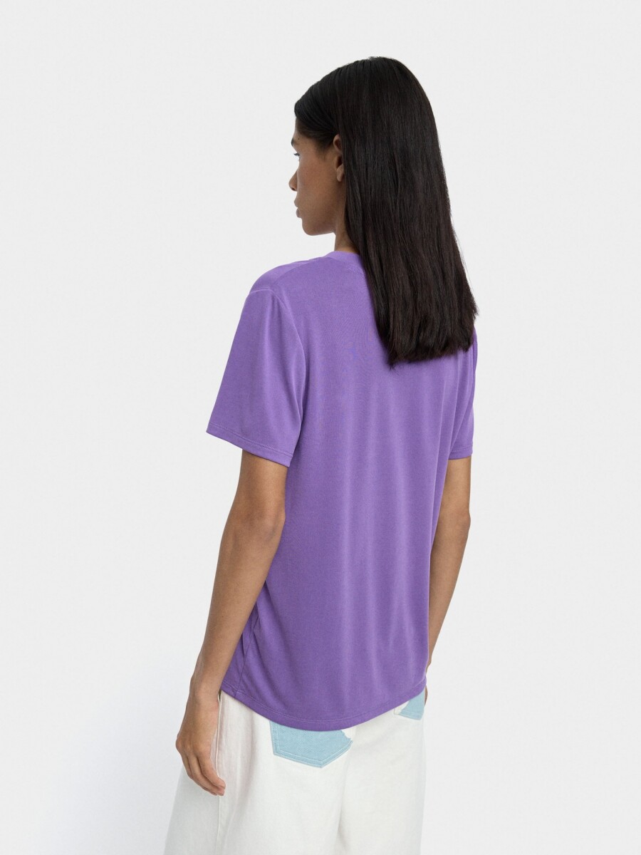 Camiseta Básica Cuello Pico violeta