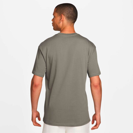 Remera Nike Tee Lse Nac Script de Hombre Gris