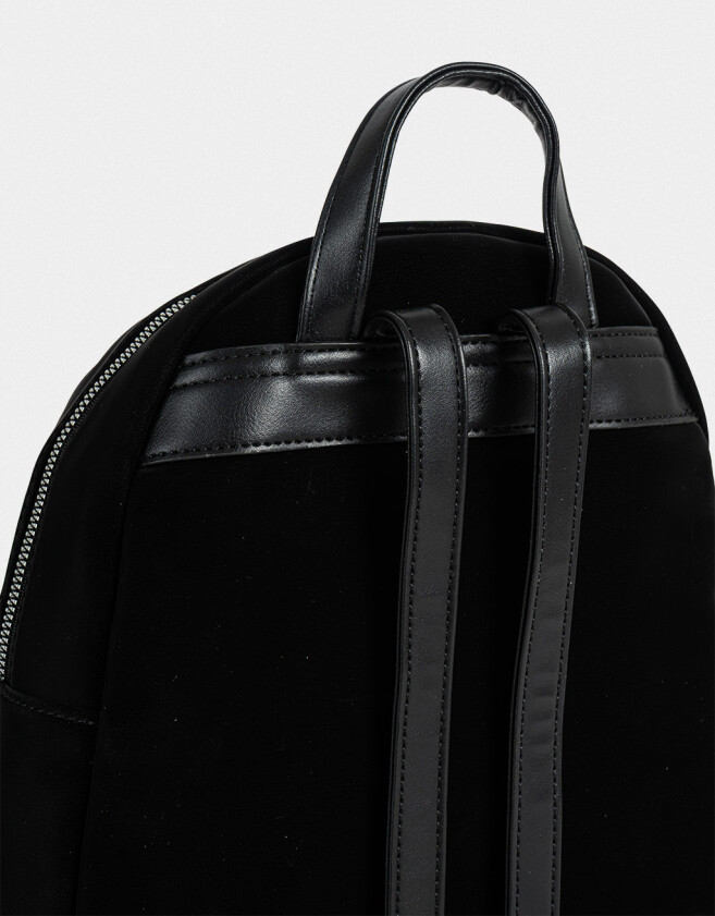 Mochilas Urbanas Mochila De Cuerina Con Charm - Negro