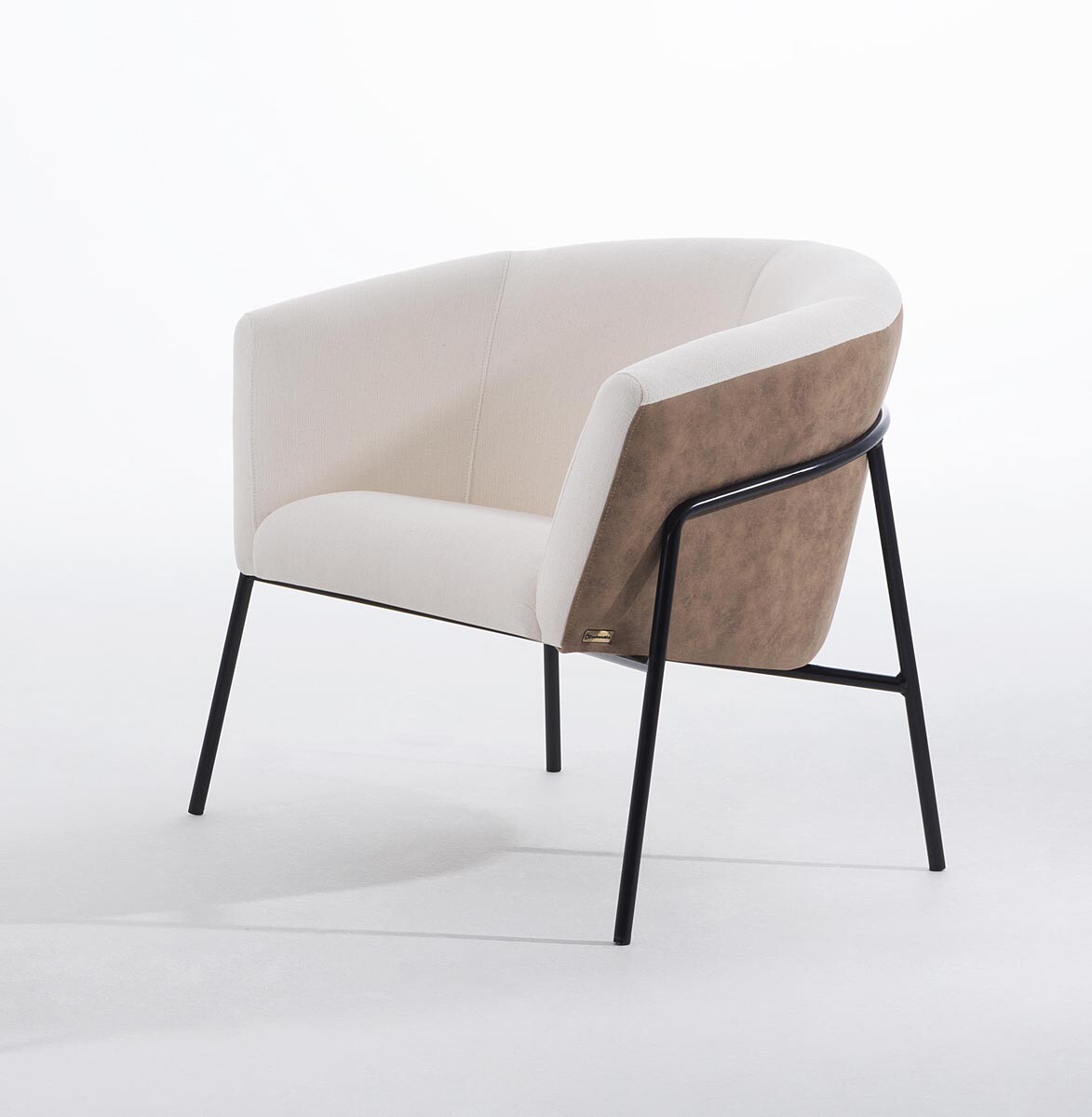 Poltrona curva - Tapizada PU camel - Asiento tela clara 