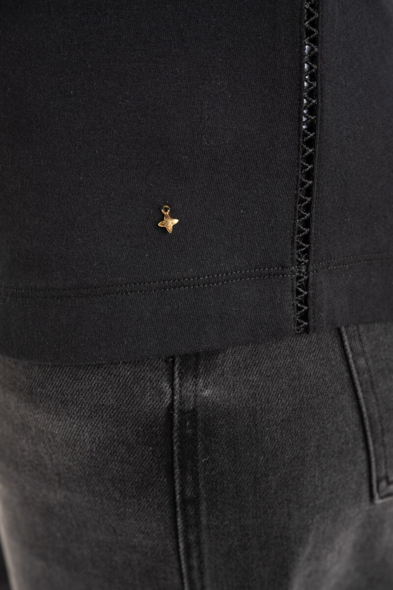 Remera Escote V Algodon Peinado Negro