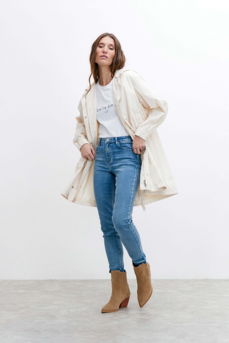 Campera impermeable con capucha beige