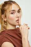 ANILLO EN ALEACIÓN DE METALES BAÑADO EN ORO 18K EN FORMA DE OJO CON CRISTAL FACETADO VERDE Anillo