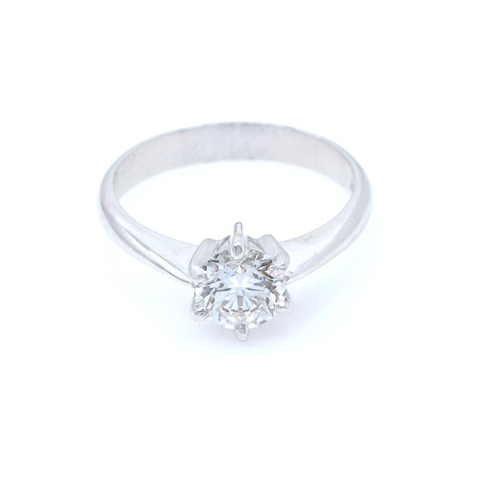 Anillo solitario en oro 18k blanco y brillante. Anillo solitario en oro 18k blanco y brillante.
