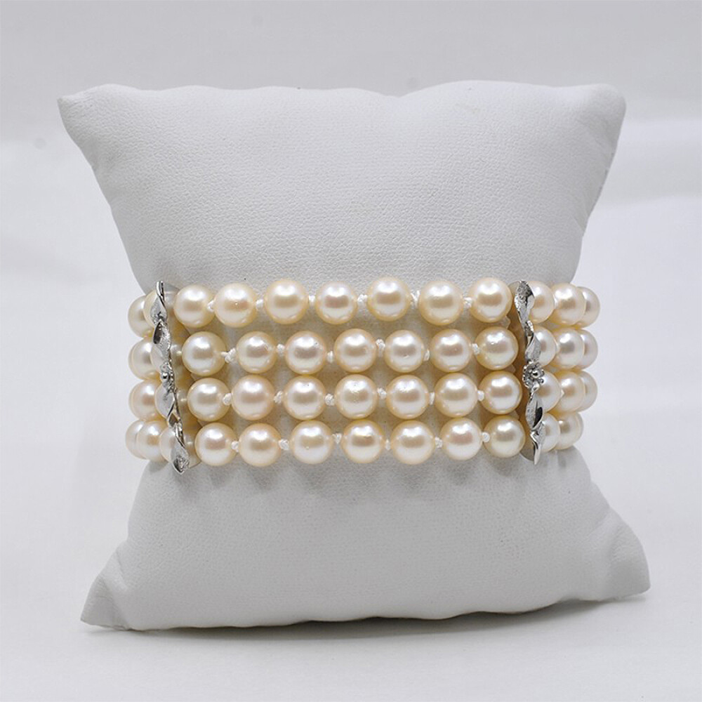 Pulsera Perlas De Cultivo Con Broche En Oro Blanco, Brillantes Y Esmeraldas Pulsera Perlas De Cultivo Con Broche En Oro Blanco, Brillantes Y Esmeraldas