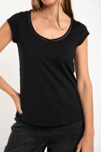 Remera Escote V Puntilla Negro