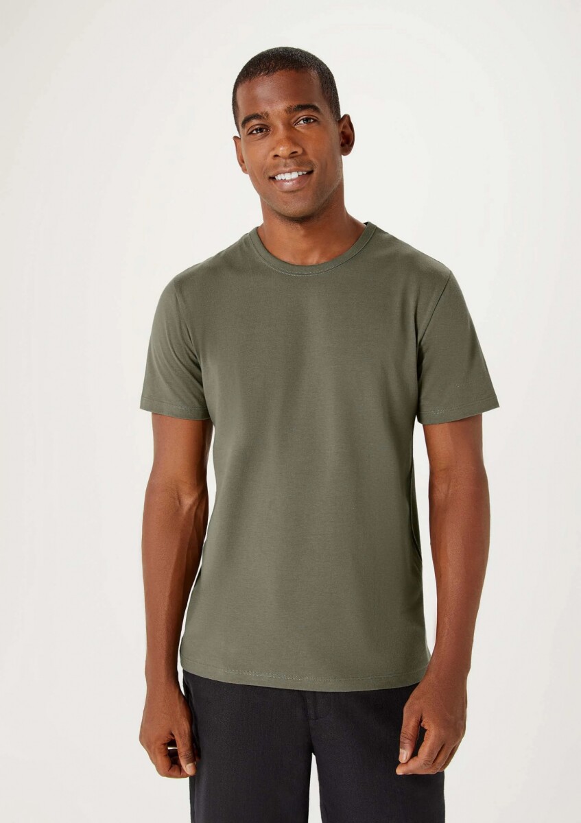 CAMISETA UNISSEX BÁSICA MODELO SLIM - VERDE MUSGO 