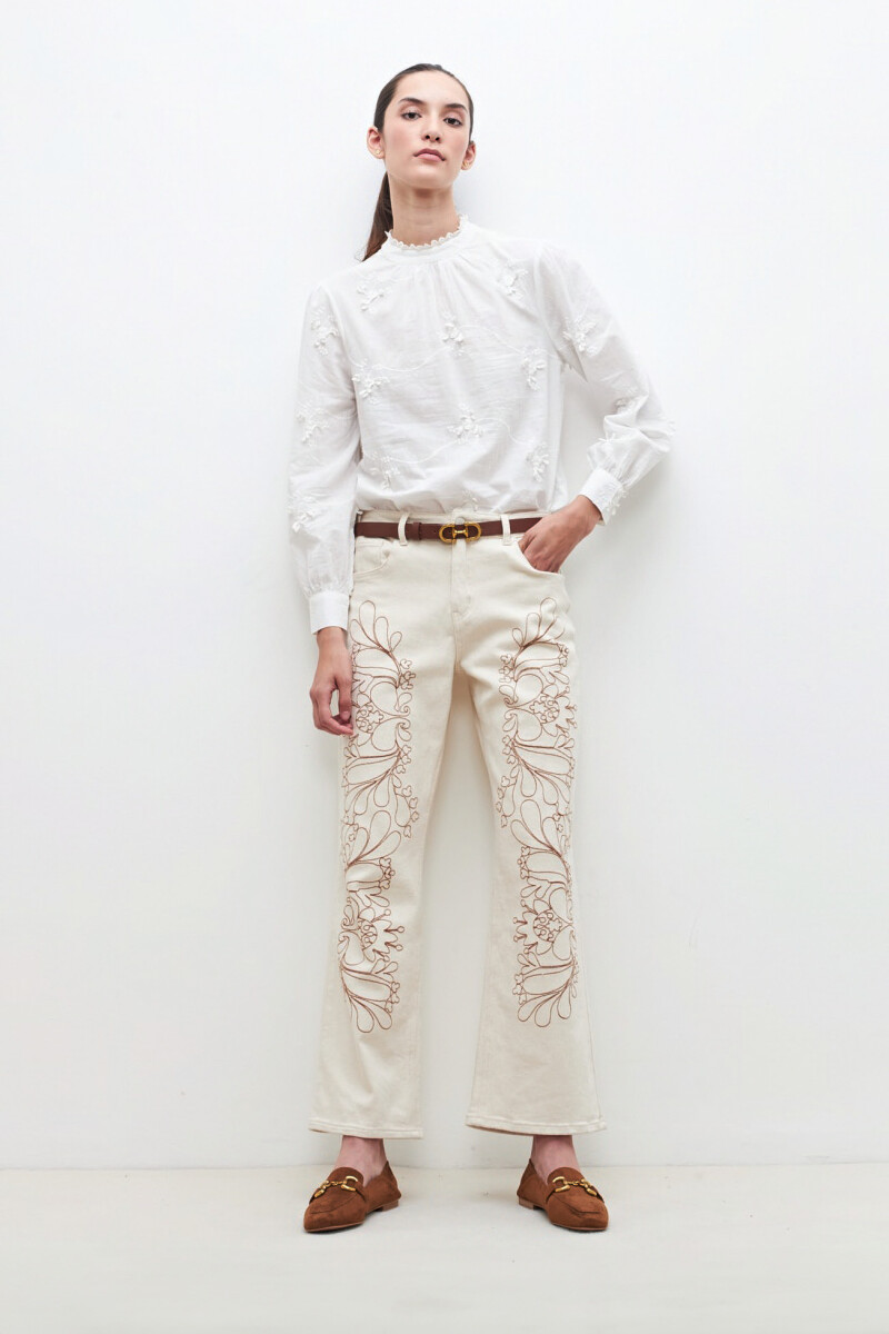 Blusa romántica con bordados blanco