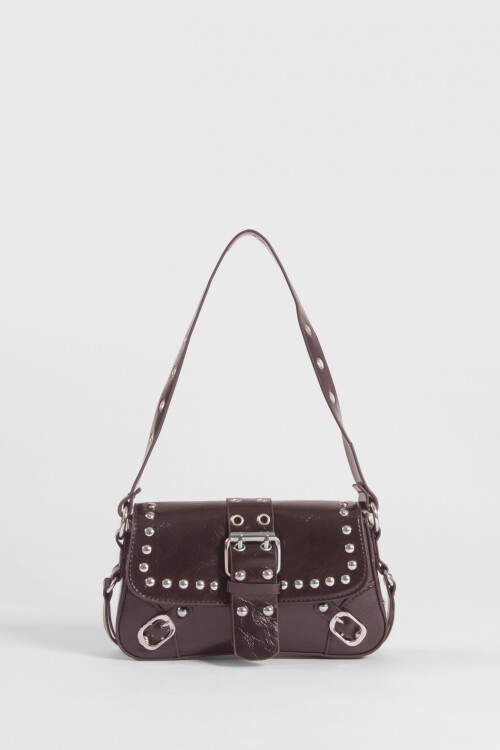 Cartera de hombro con hebilla y tachas marrón