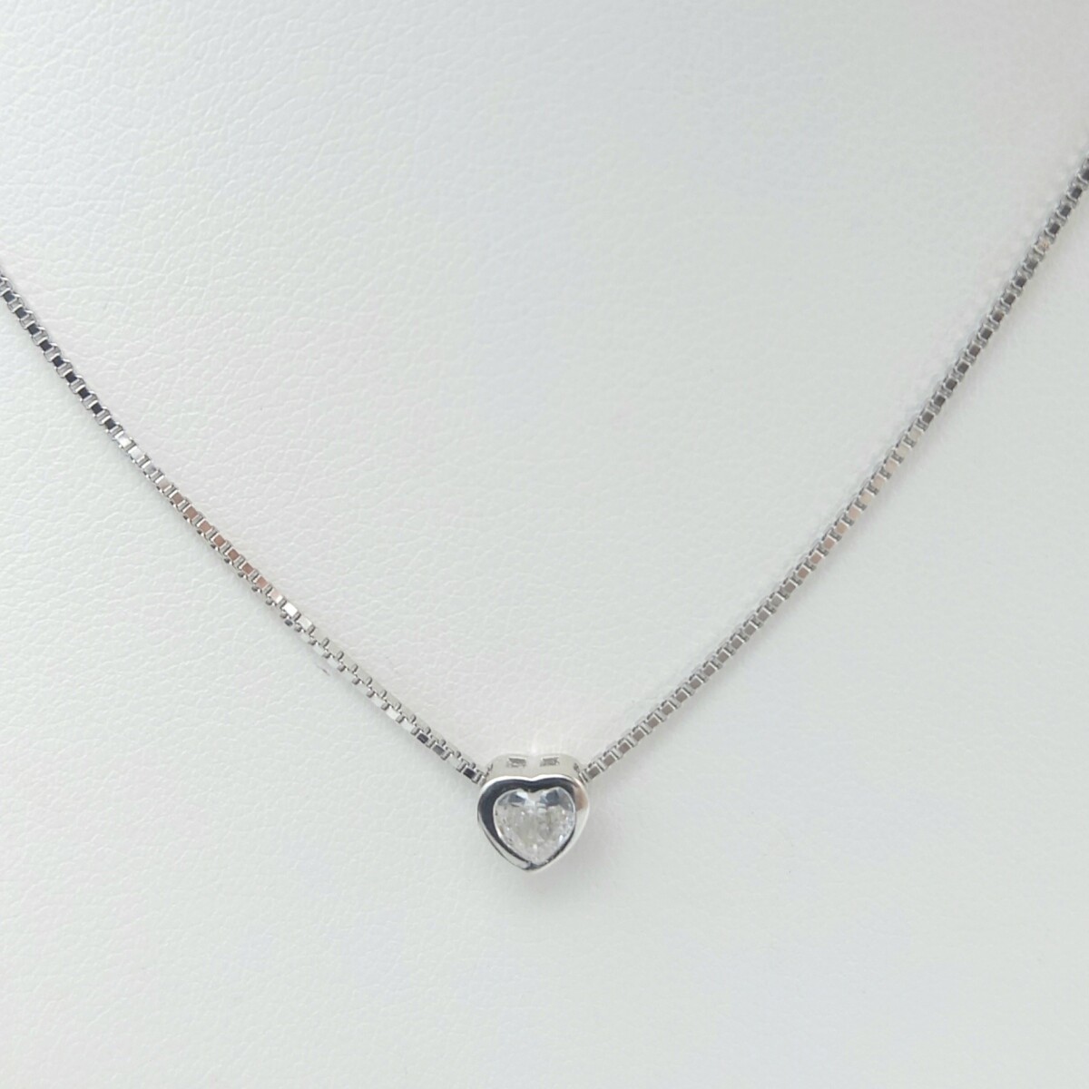 Colgante de plata 925 con circonia y baño de rodio, PUNTO DE LUZ. 