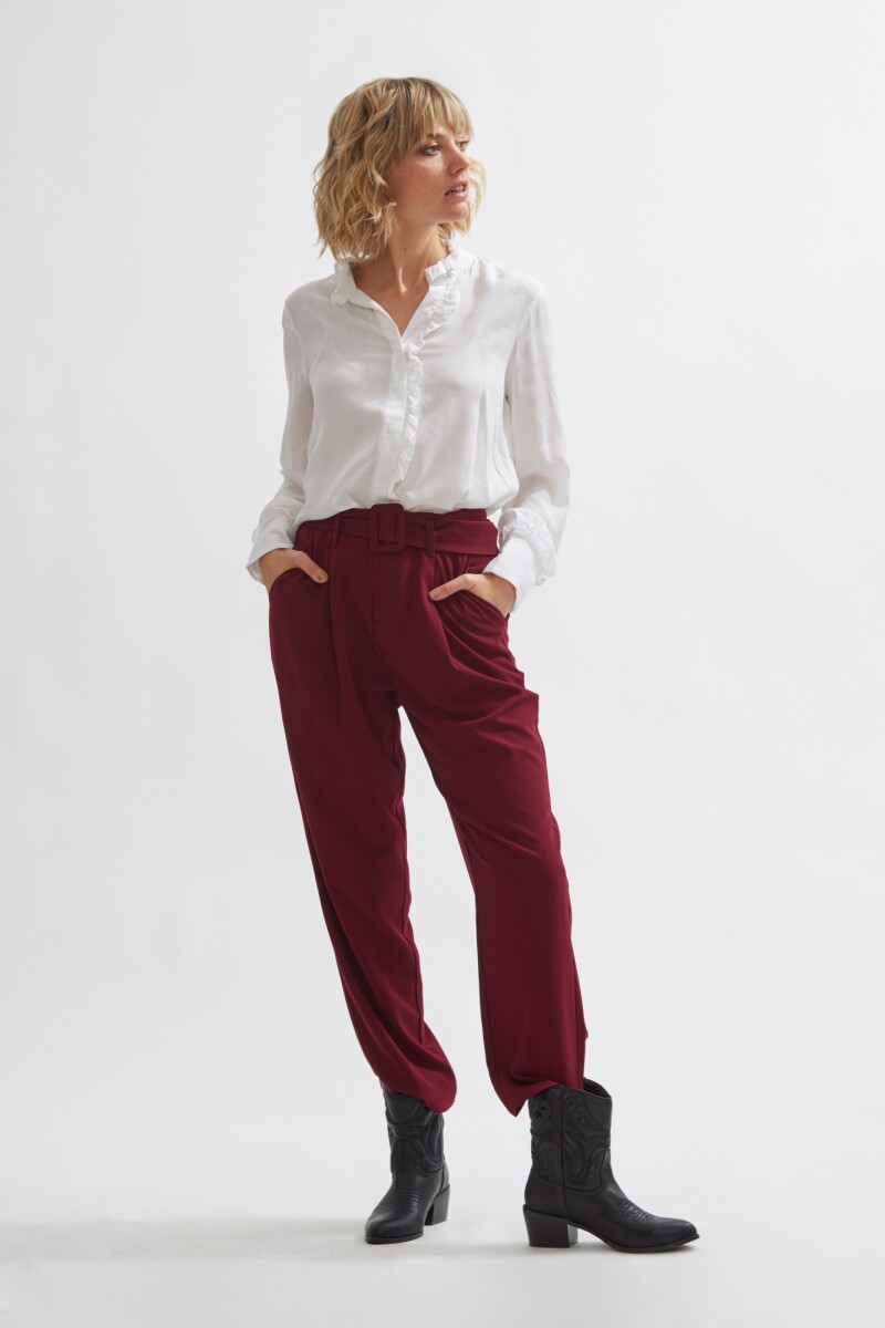 Pantalon con cinto bordo