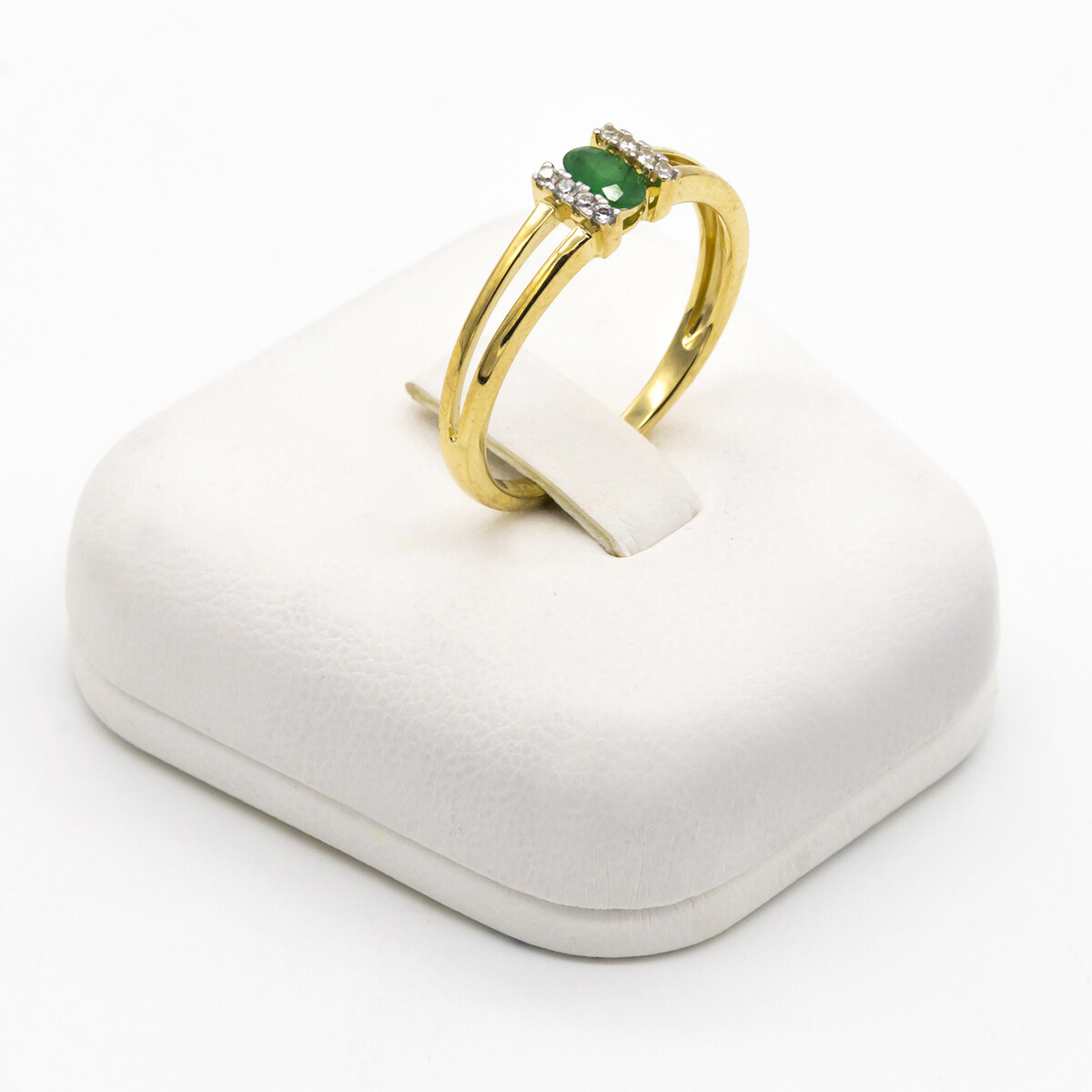 Anillo de oro 9 ktes con esmeralda y circonias. 