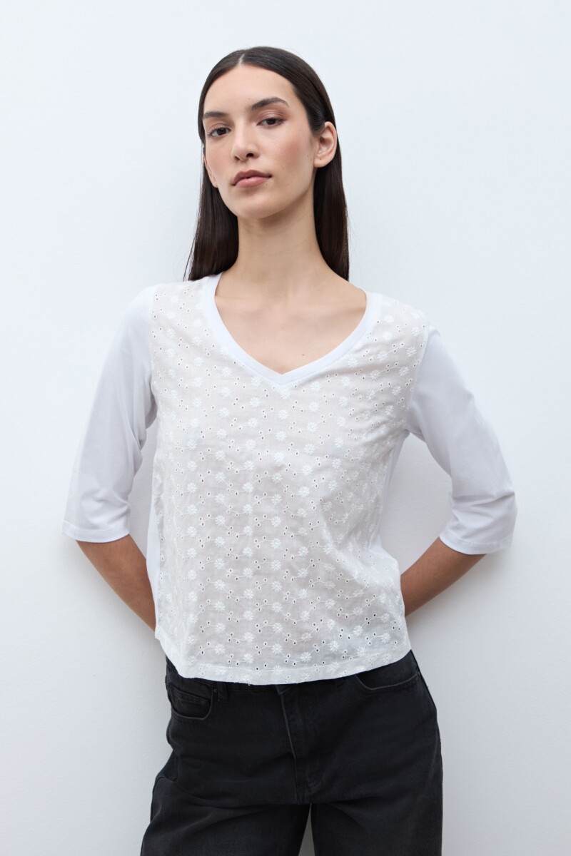 Remera escote V con broderie blanco