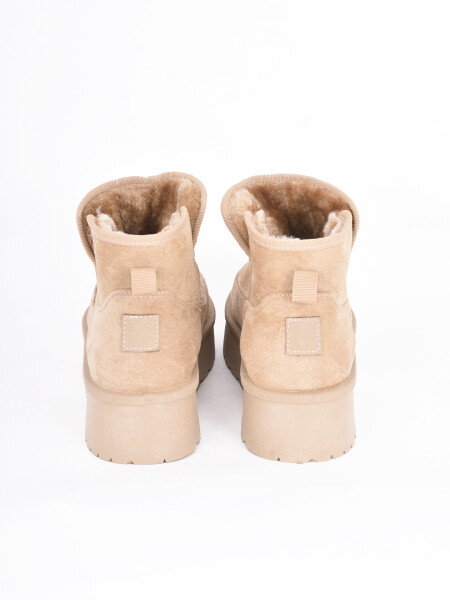 BOTA ULGA PLATAFORMA BEIGE CLARO