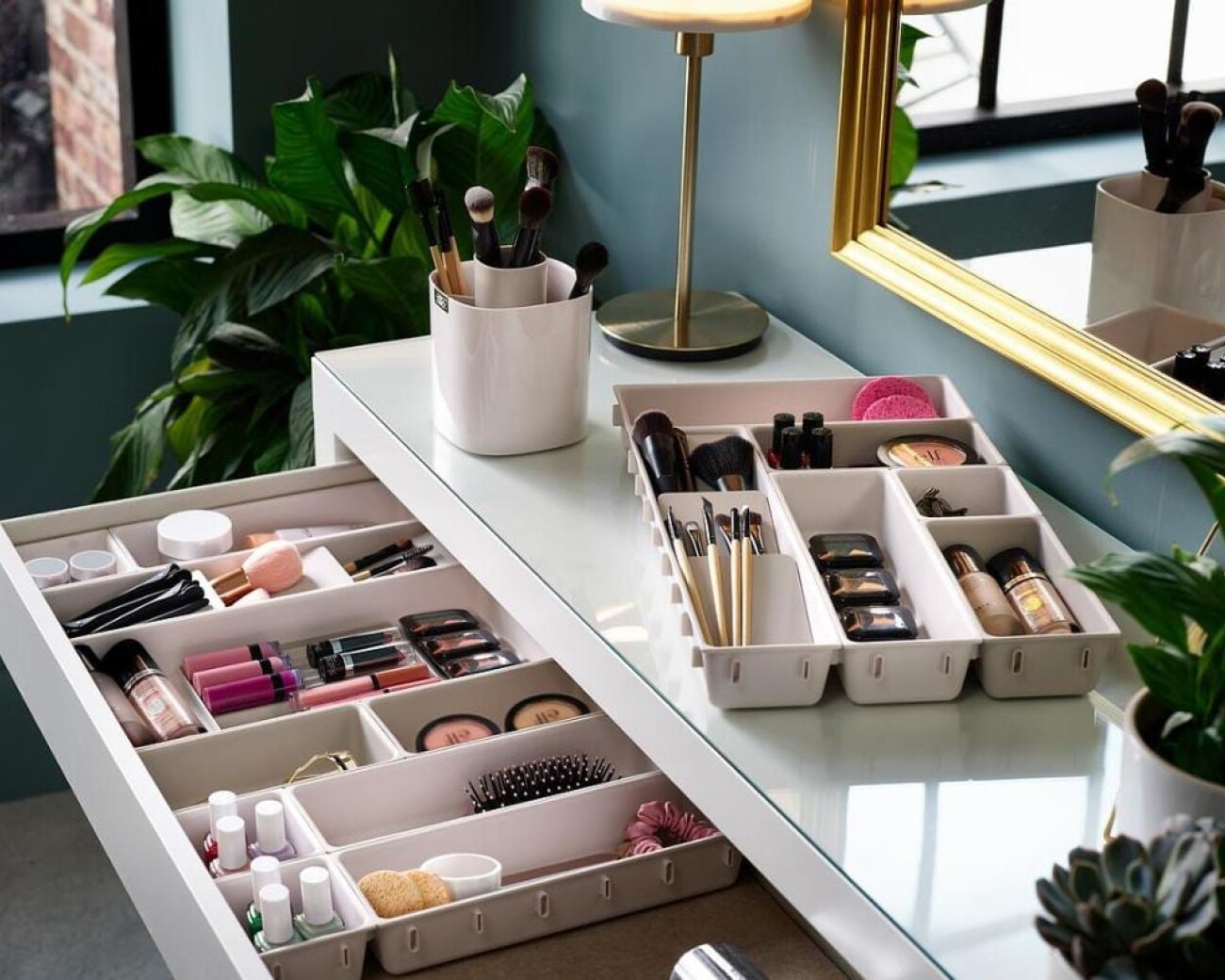 Organizador de brochas / maquillaje. Organizador de brochas / maquillaje.