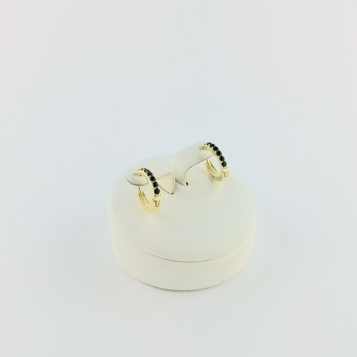 Aros de plata 925 con double de oro 18 ktes y onix. 